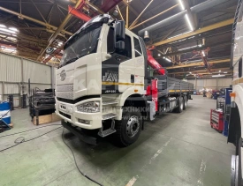 Бортовой FAW CA3250 c КМУ Horyong HRS217 В комплектации с буровой навеской